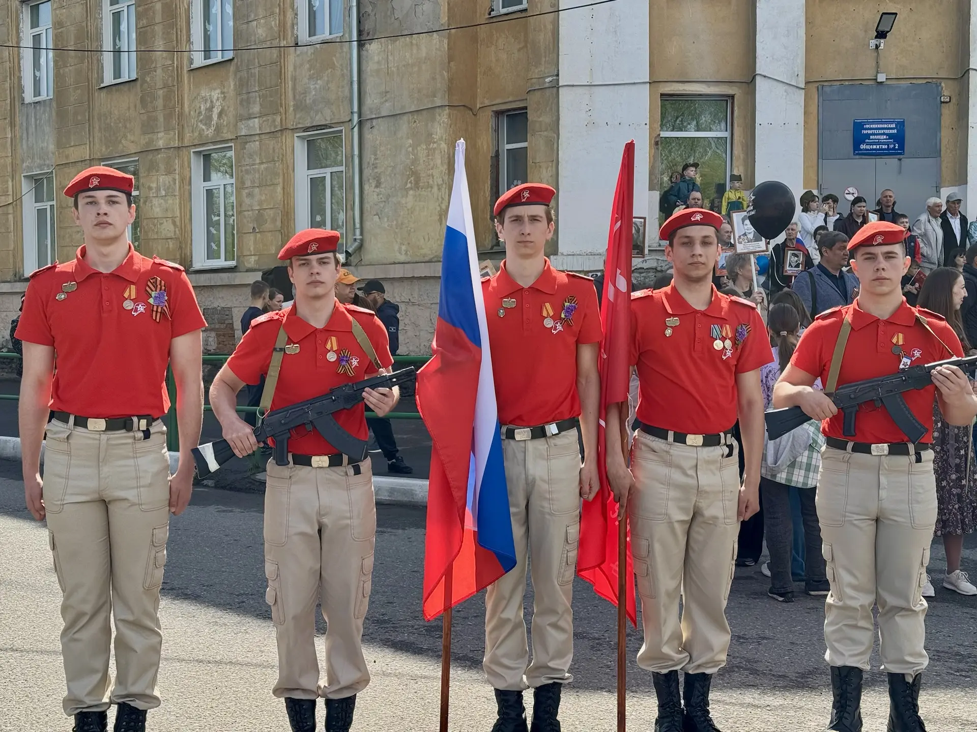 Мы помним! Мы гордимся!  В День Победы учителя и ученики прошли в рядах «Бессмертного полка», сохран