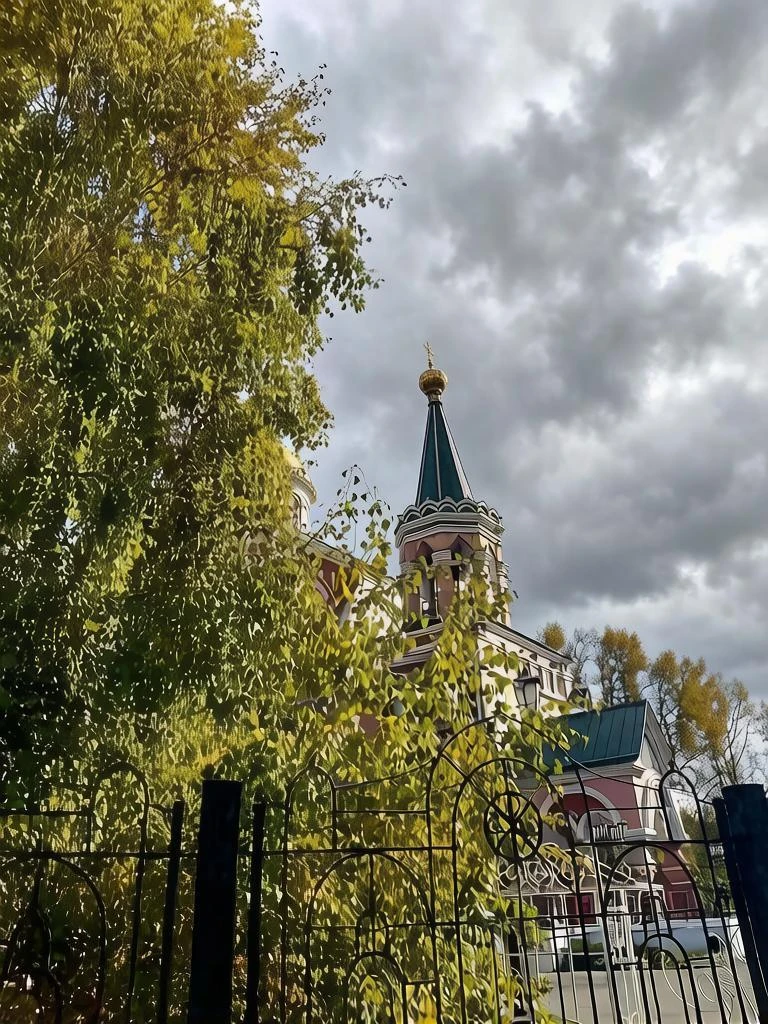 С добрым утром! Небо затянуто облаками, но купол храма всё равно устремлён ввысь. Он не...