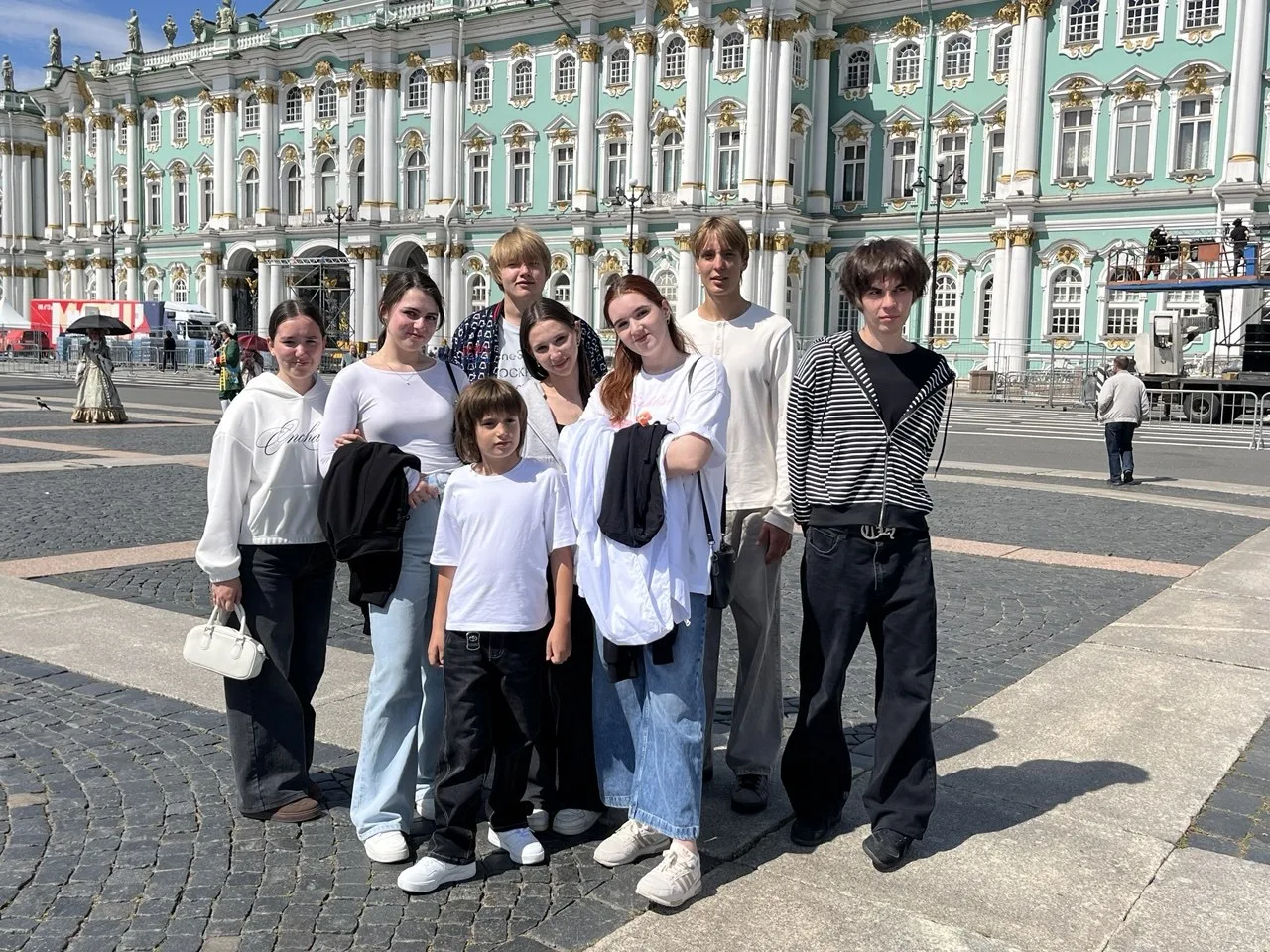 Группа старшеклассников  и родителей нашей школы вернулась из увлекательной поездки в Санкт-Петербур