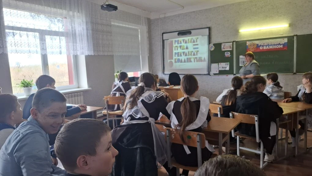Новая учебная неделя в нашей школе  традиционно началась с торжественного вноса флагов ...
