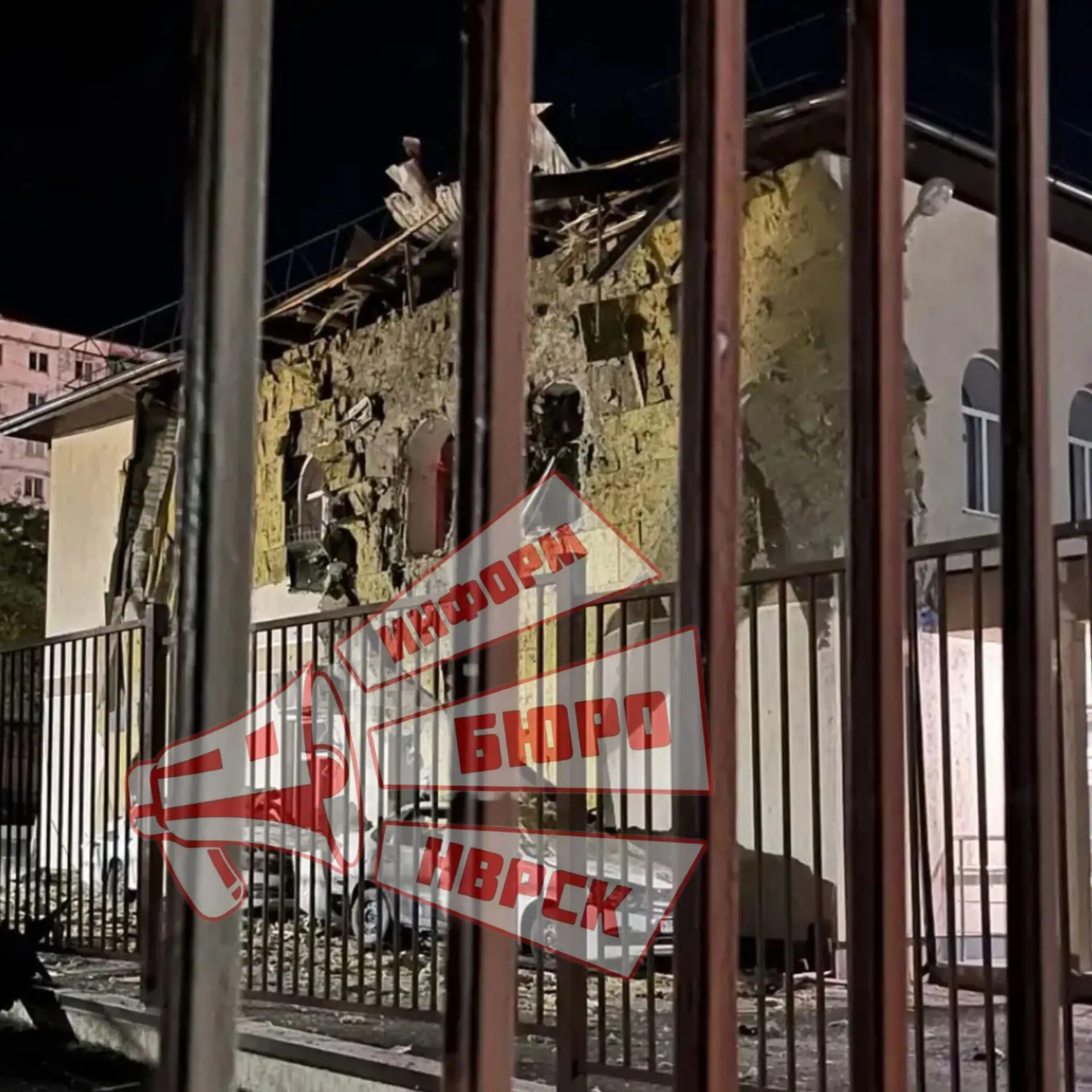 Поврежденное здание одной из поликлиник Новороссийска