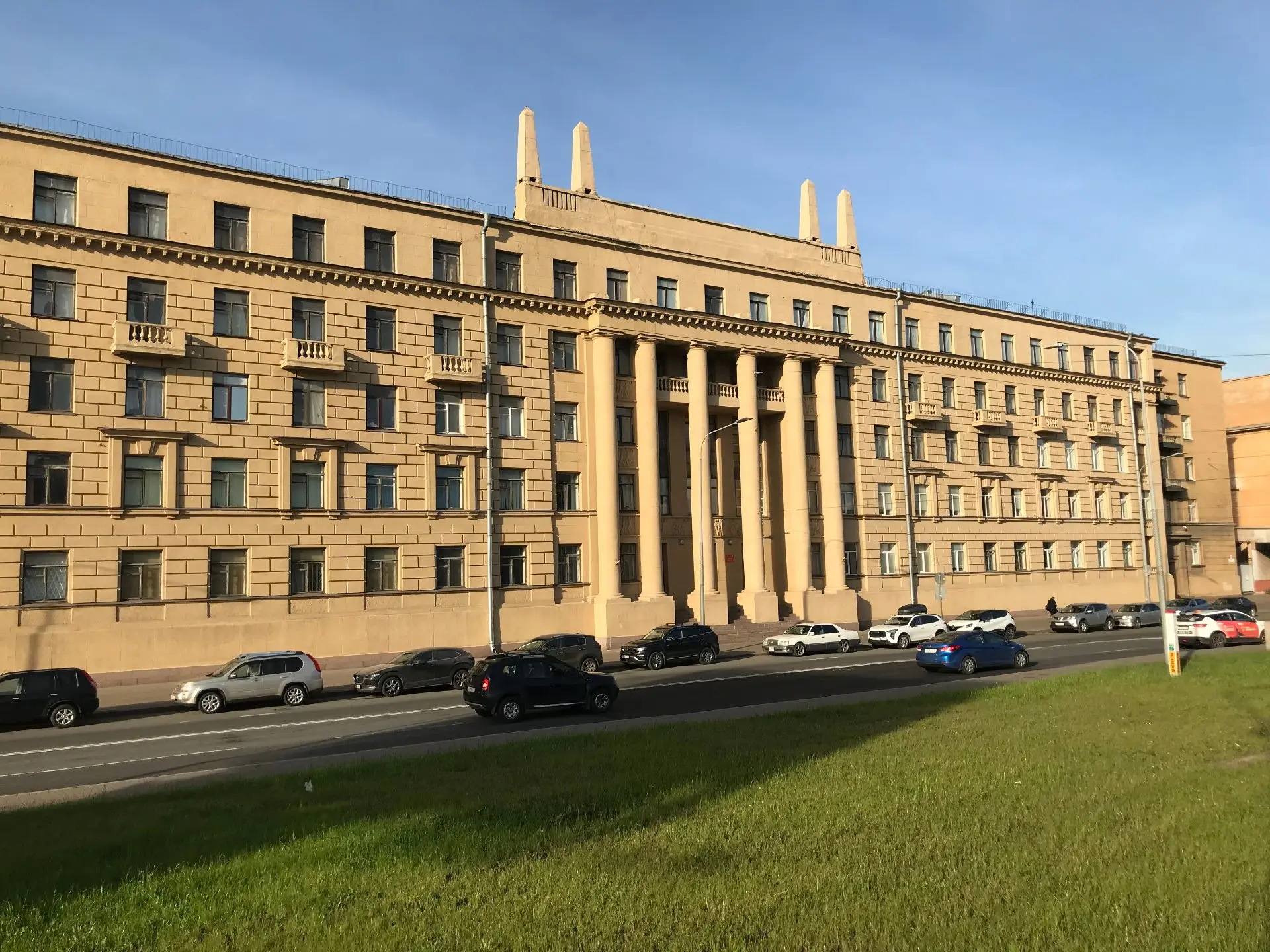 Вон какой огромный роутер установили на крыше!