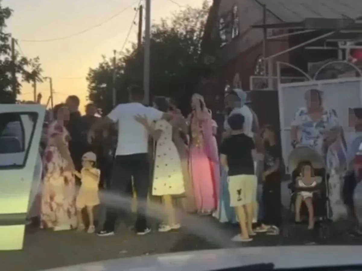 Десять человек наказали за перекрытие дороги в Шахтах