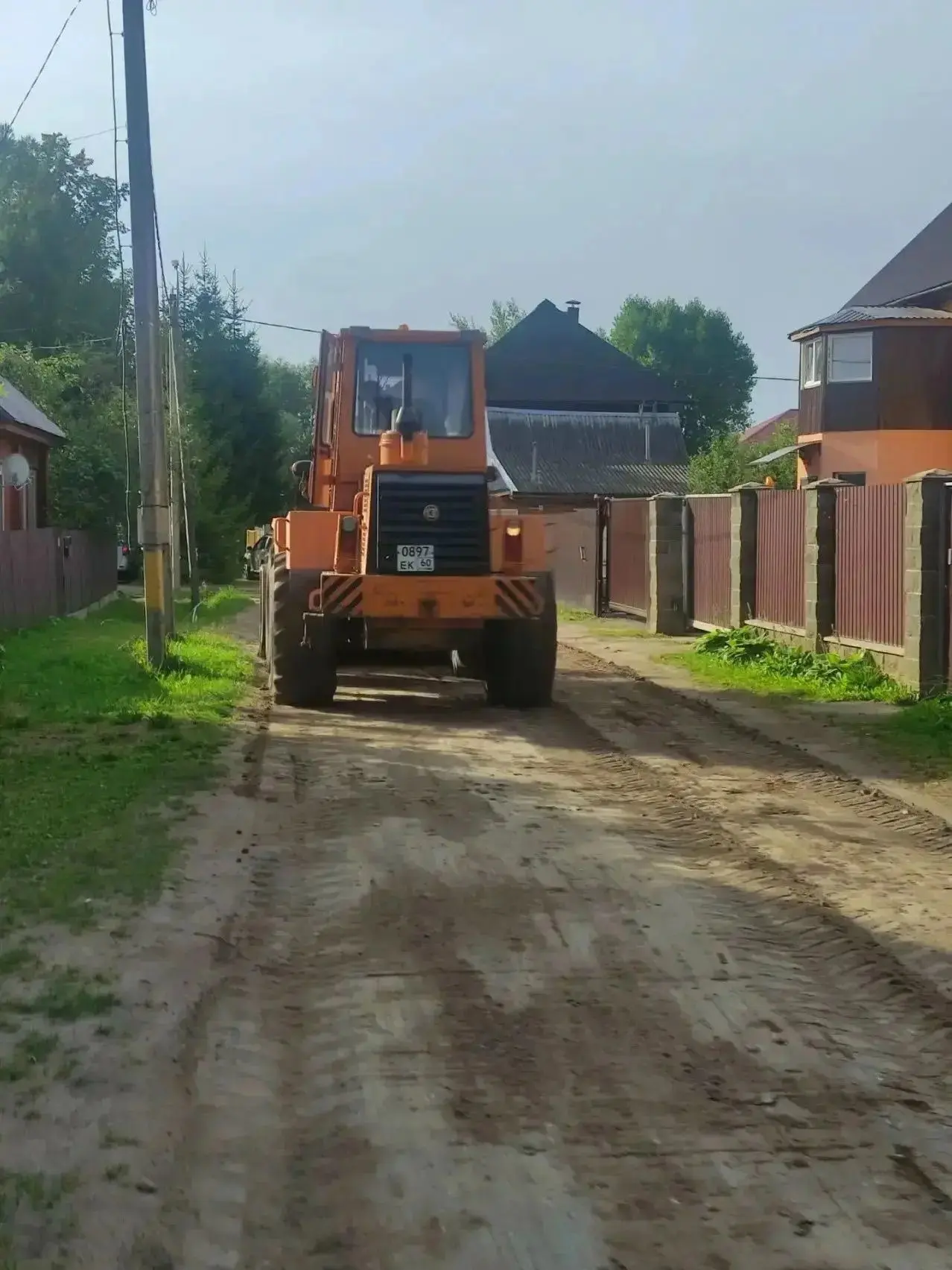 В Великих Луках системно проводится работа по содержанию и приведению в порядок грунтов...