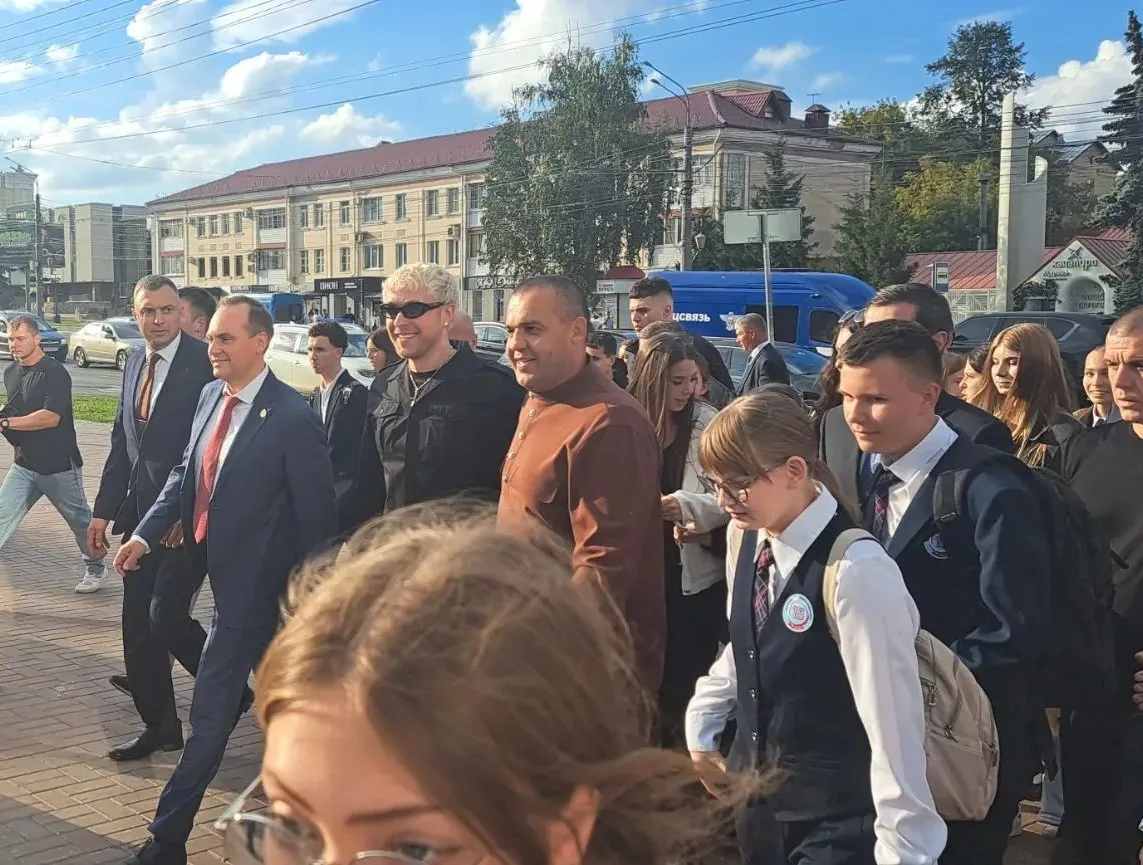 Узнаёте? Глава РМ  Артём Здунов, певец Егор Крид и наши вездесущие :)🔥 10-классники!