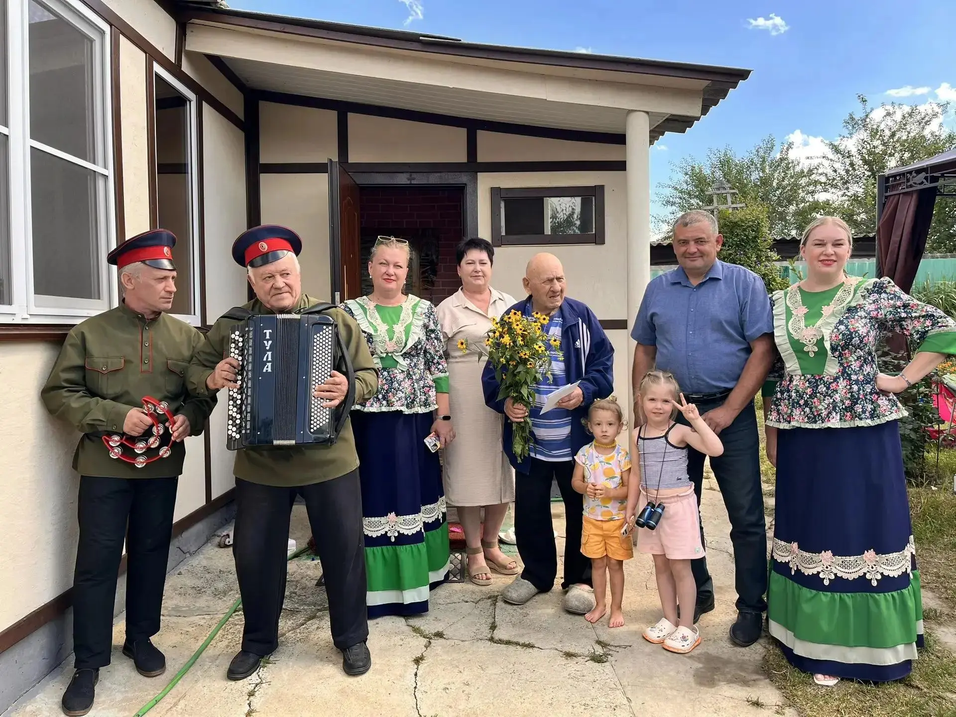 Поздравительная открытка «Крепкого здоровья от души желаем»