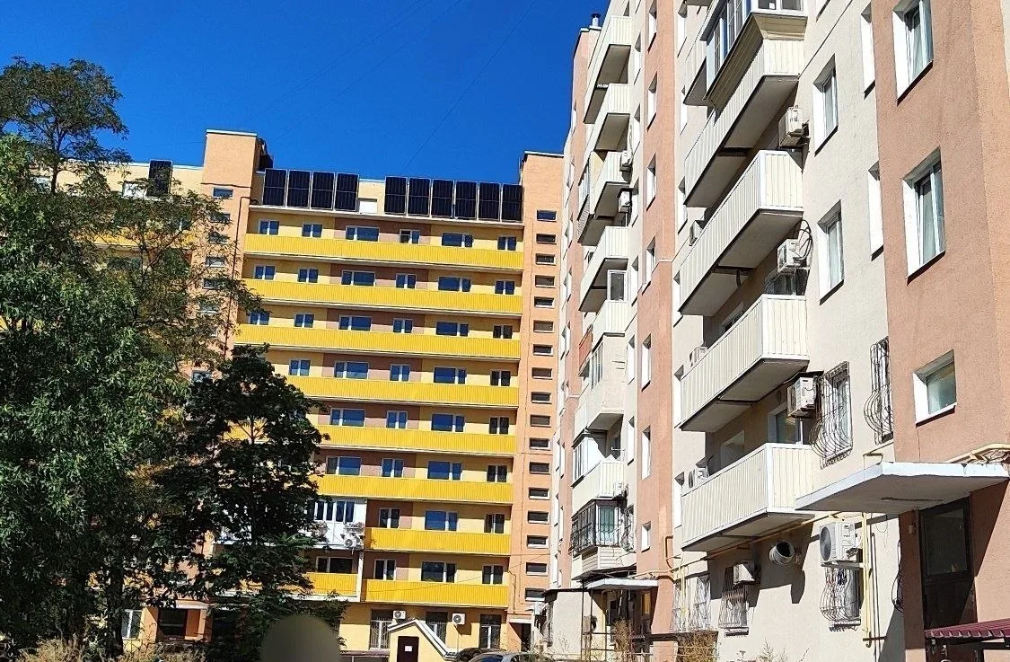 Тем временем на доме 104 по Ленина в Мариуполе жители установили солнечные панели.