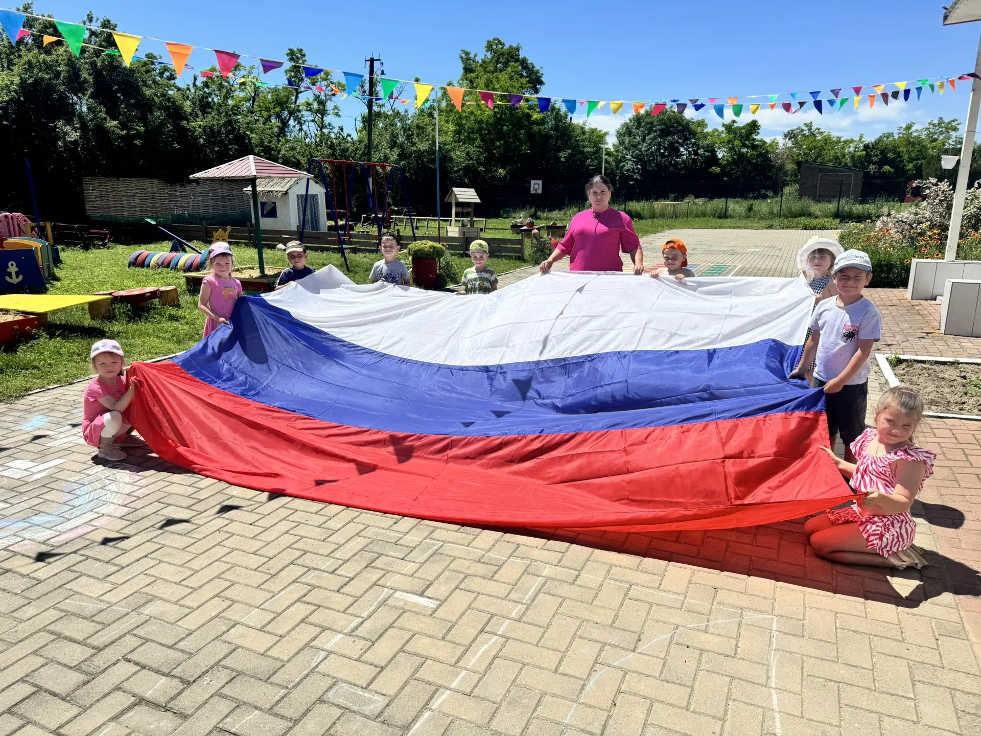 Воспитанники старшей группы принимают участие в акции, приуроченной ко Дню России «Флаг...