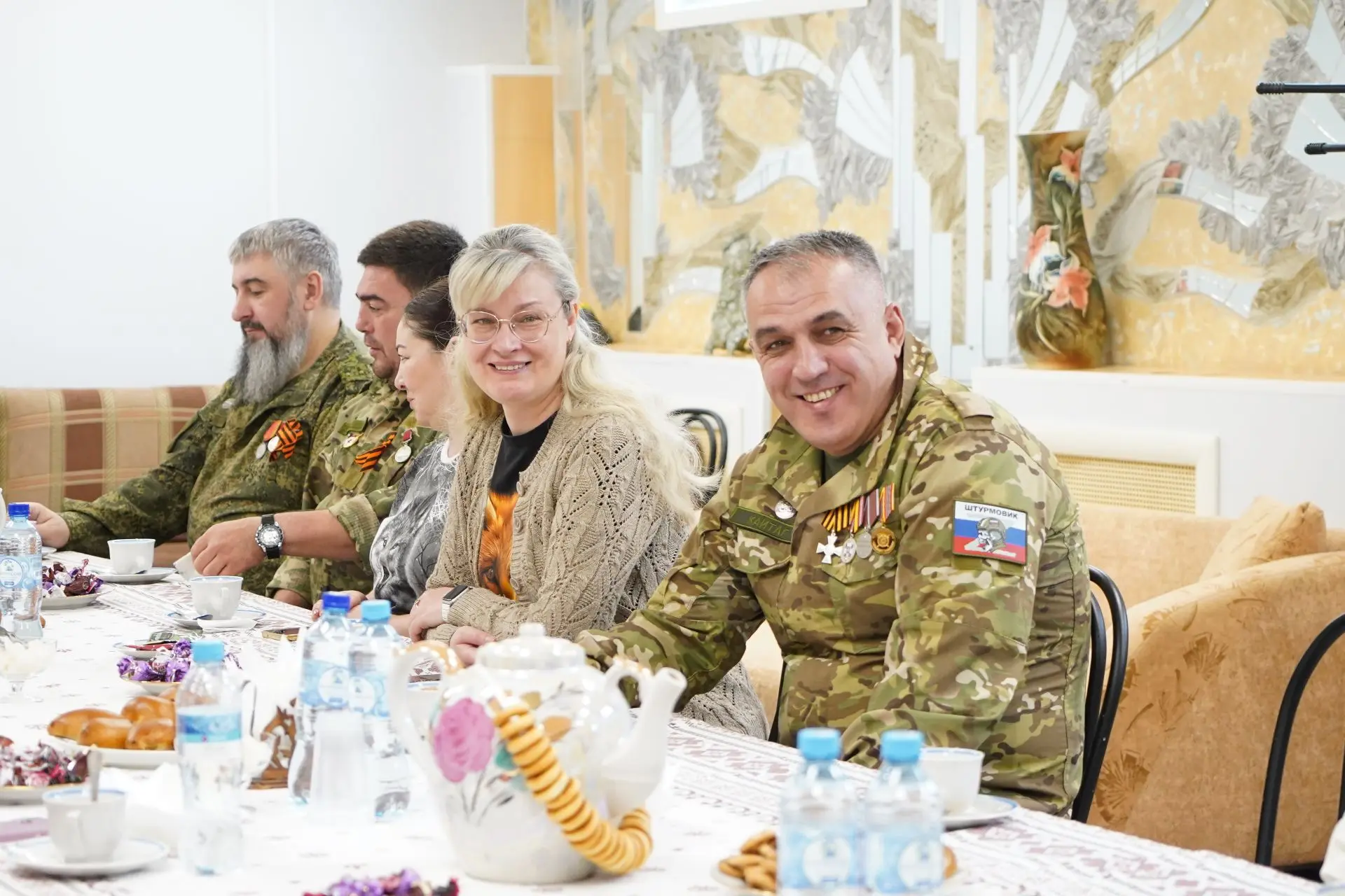 С героями за чашкой чая: Галина Николаевна Скударёва, ректор ГГТУ, провела встречу с ветеранами СВО,
