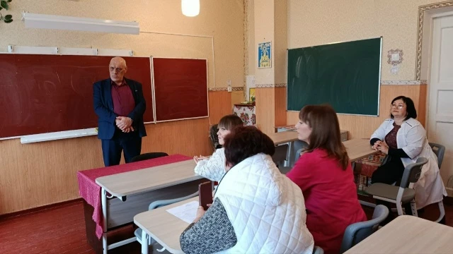 Сотрудники предприятия "Вода Донбасса" продолжают проводить встречи с жителями, поддерживая открытый