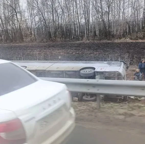 Водитель погиб, десять человек, включая четверых детей, пострадали в ДТП с автобусом в ...