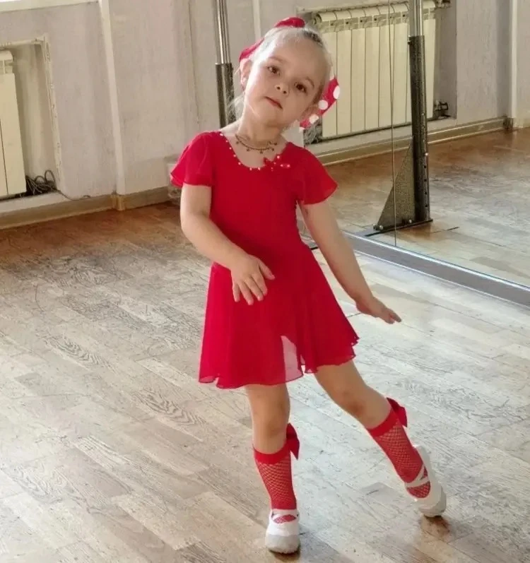 Устинова София из младшей группы занимается хореографией