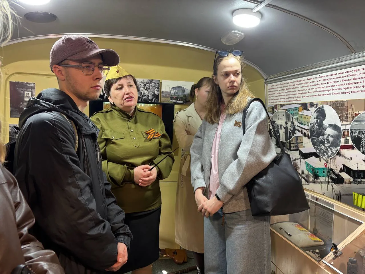 Студенты КемГИК посетили музейную экспозицию на колесах «Прикосновение к подвигу», посвященную Никол