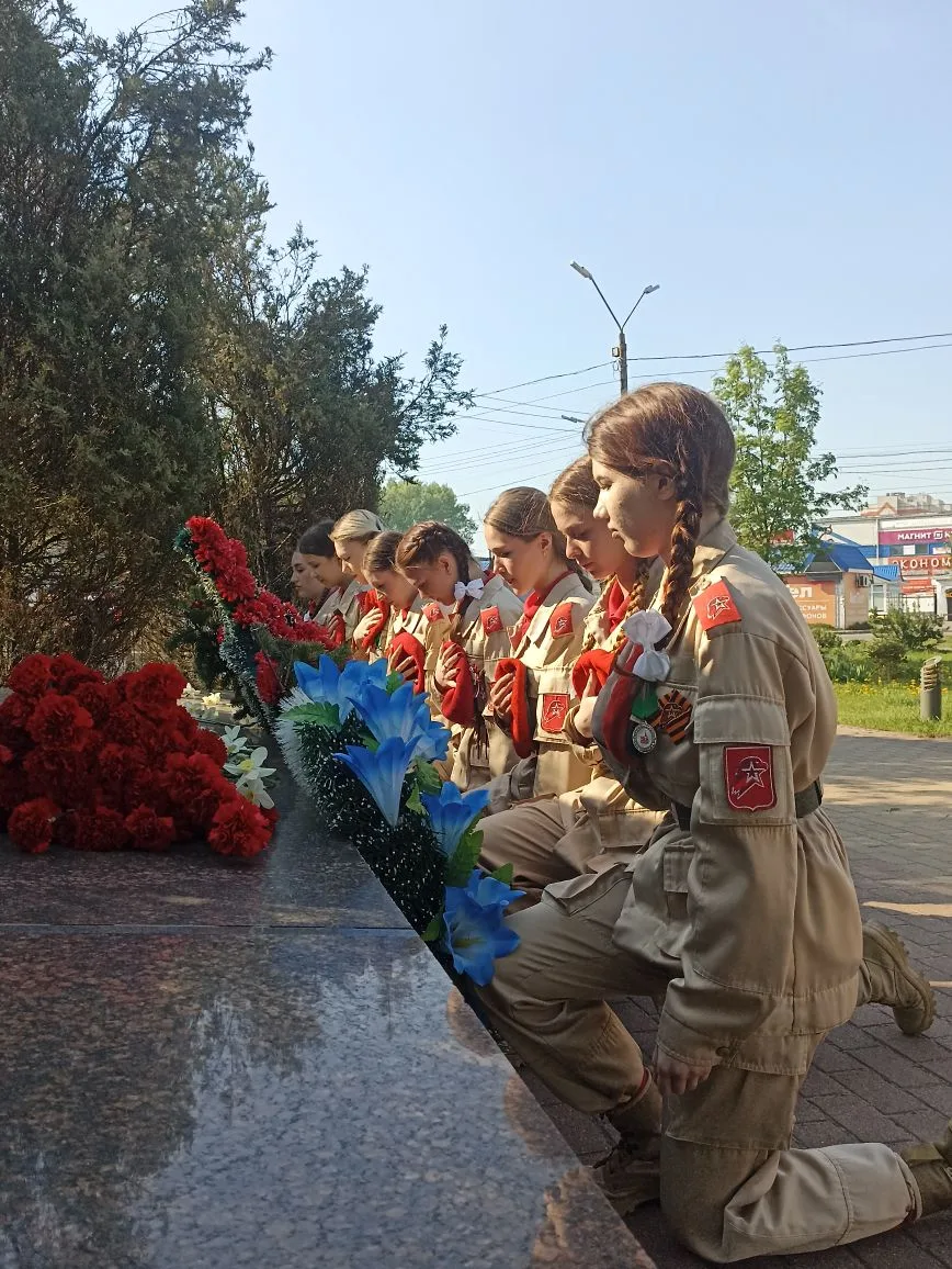 🗓Сегодня, 8 мая, с самого утра на крыльце школы № 64 состоялось торжественное возложение цветов к ме