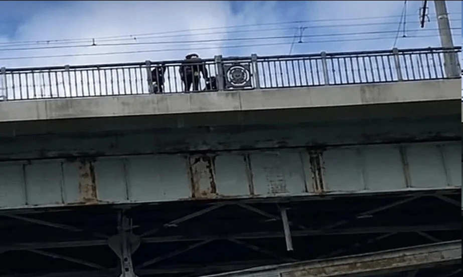 Инвалид попытался покончить с собой сбросившись с Октябрьского моста.