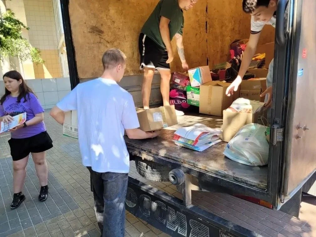 Воспитанники летнего трудового лагеря, пришкольного лагеря "Радуга" и сотрудники школы приняли участ