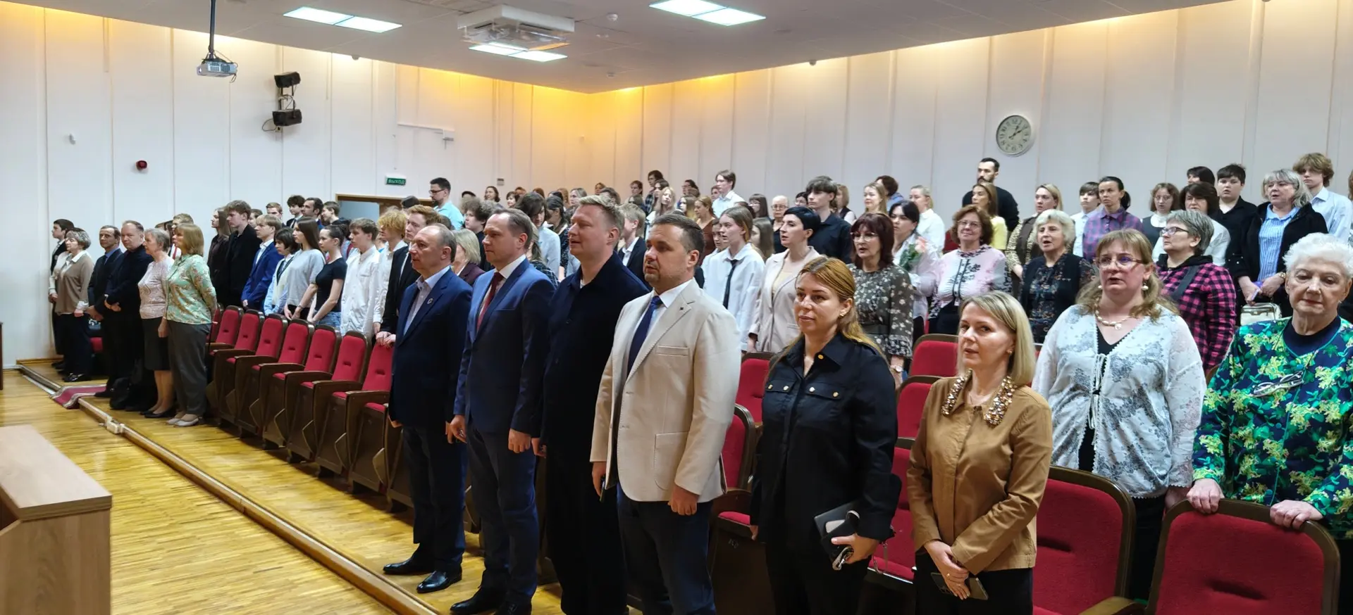 В администрации Курортного района прошло ежегодное  мероприятие «Умники и умницы»

В зале администра
