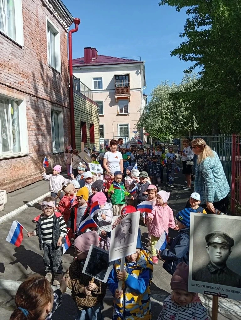 Дорогие родители и друзья! 🌹 Сегодня в нашем детском саду прошёл Бессмертный полк, и мы вновь вспом