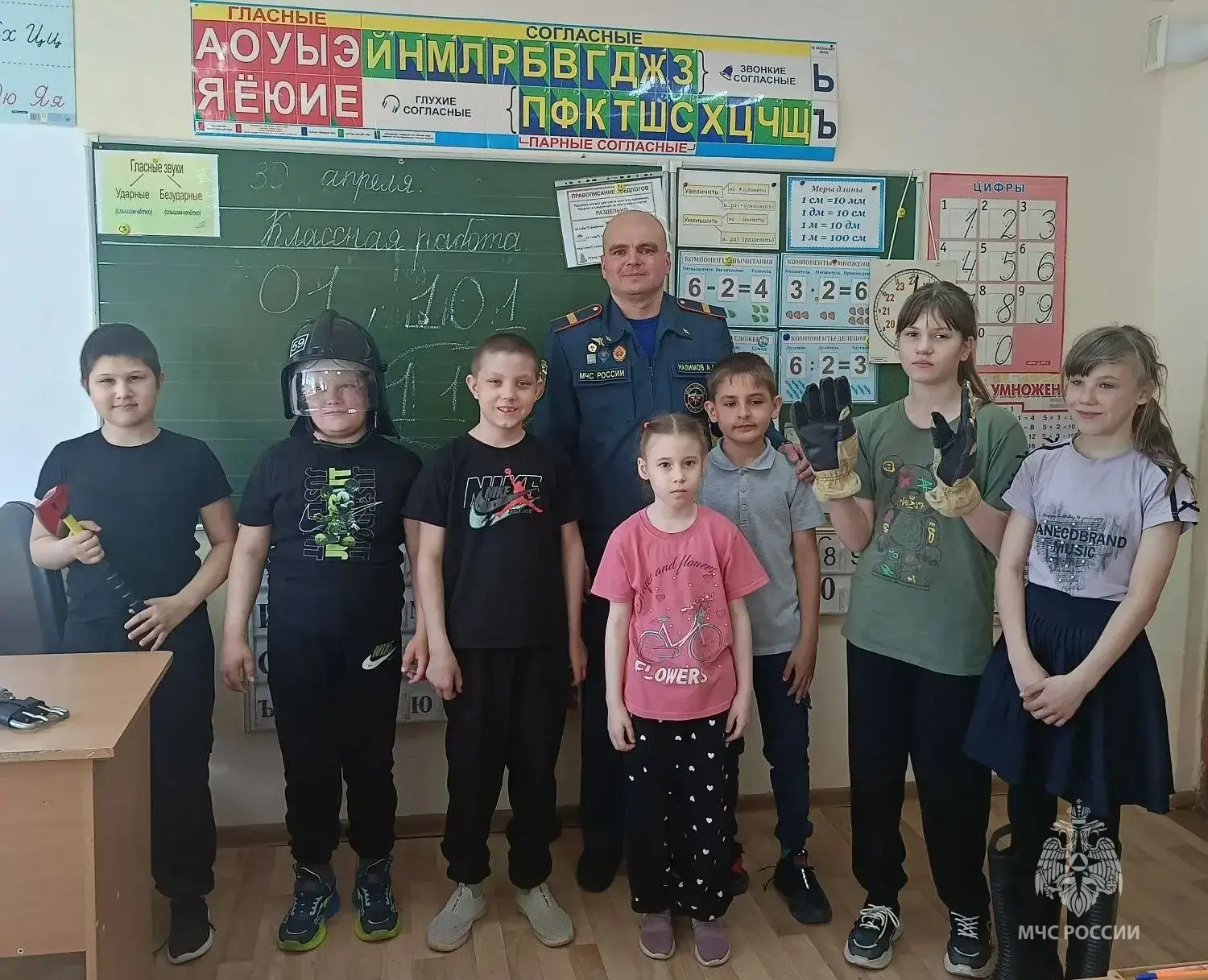🔥 «Урок, который может спасти жизнь»: огнеборцы обучили школьников правилам пожарной безопасности  В