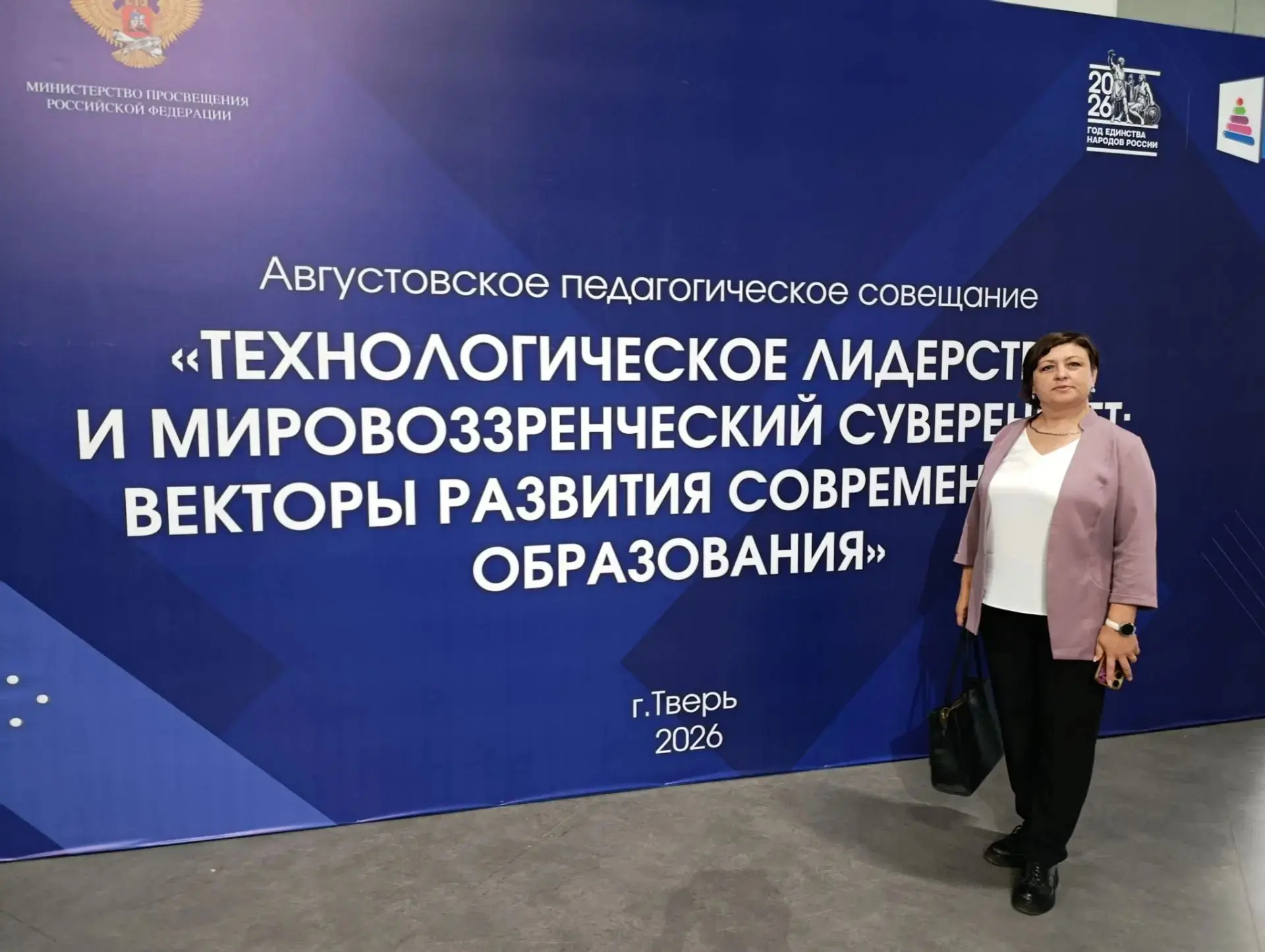 За парту ради любимых воспитанников! 🤓