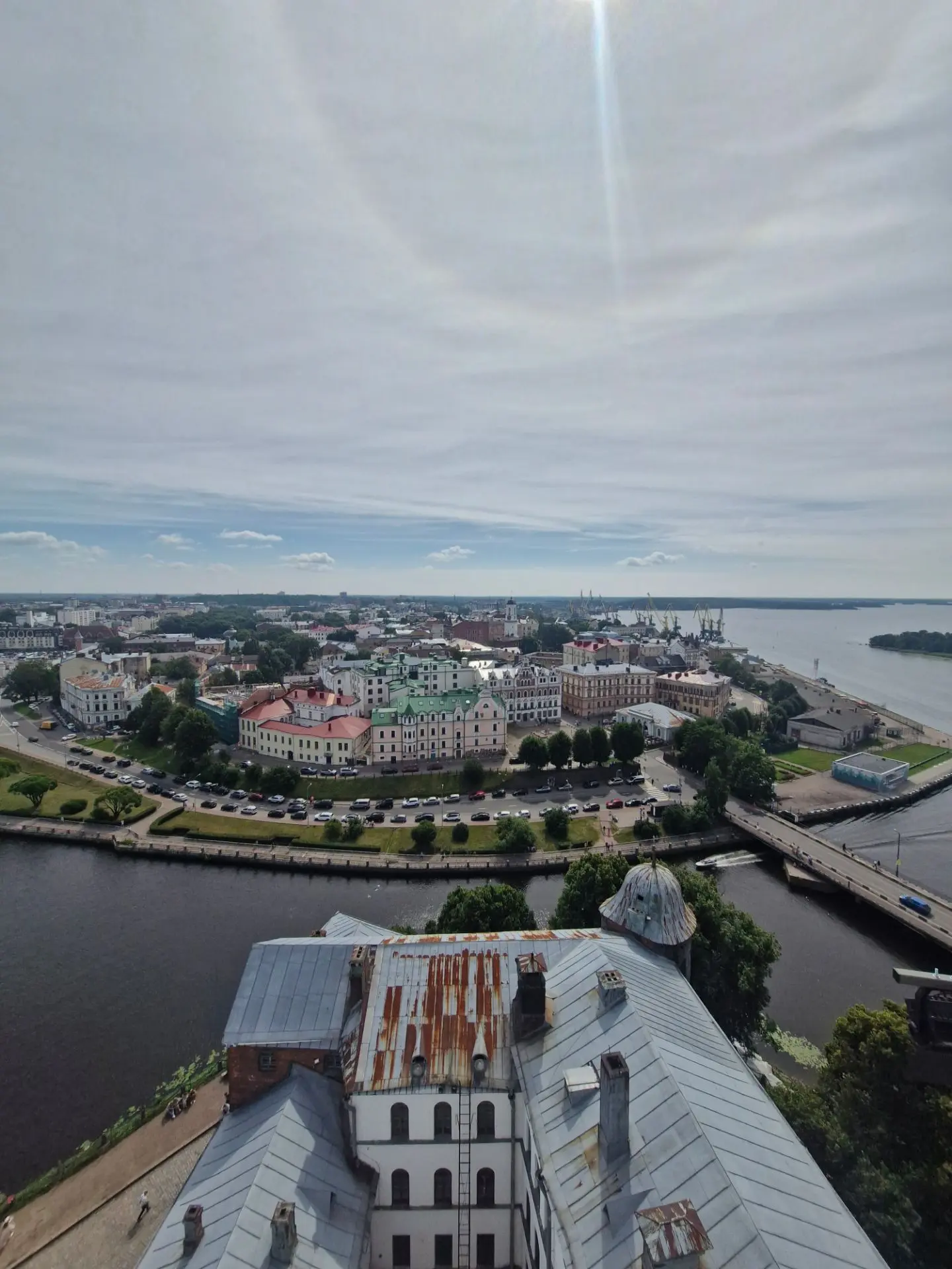 Выборг (130км от Питера):
Среднековая атмосфера, европейская архитектура, много туристов!