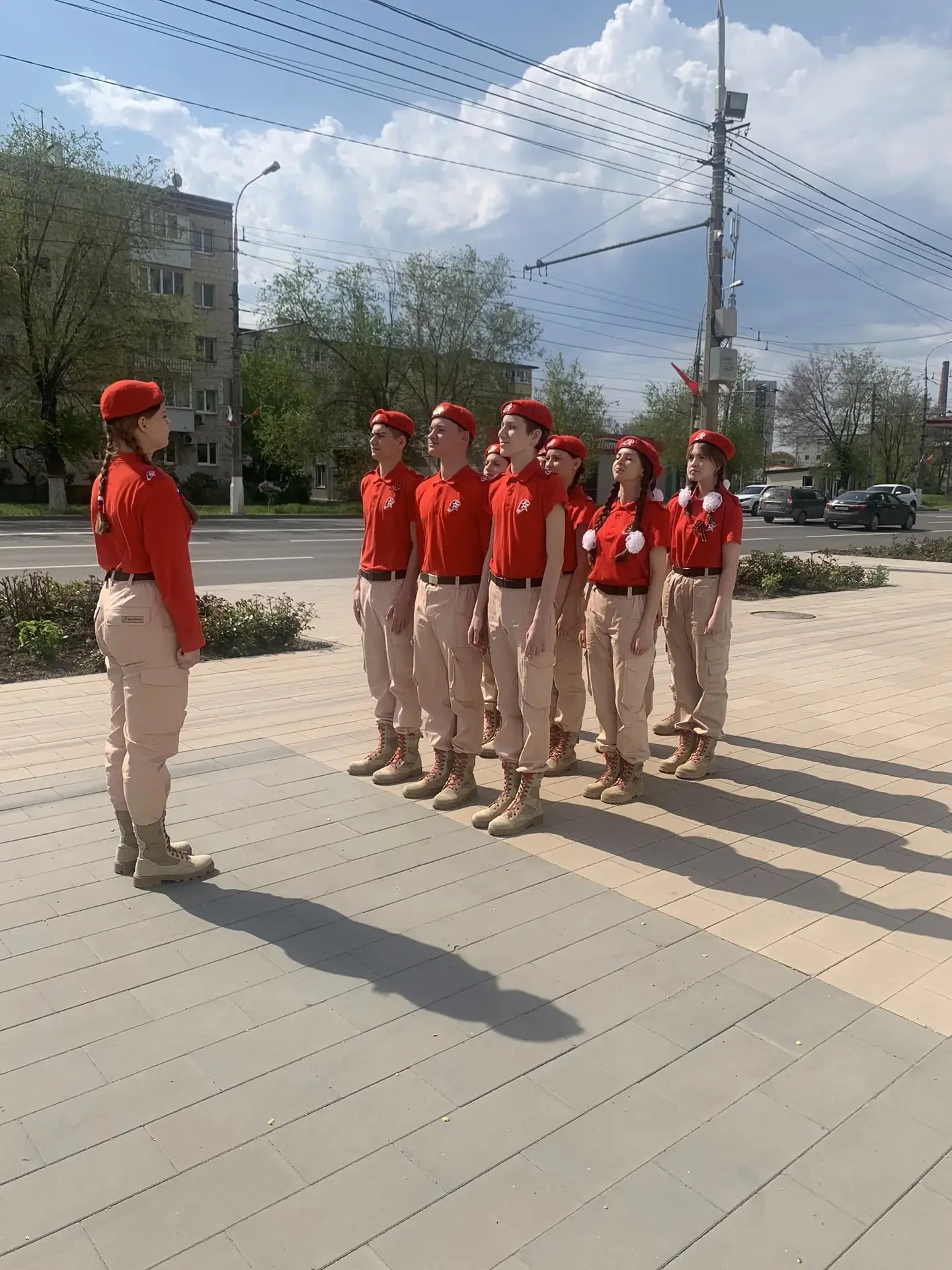 Юнармейцы отряда «Ворошиловский стрелок» приняли участие в районной акции «Цветы на граните» В рамка