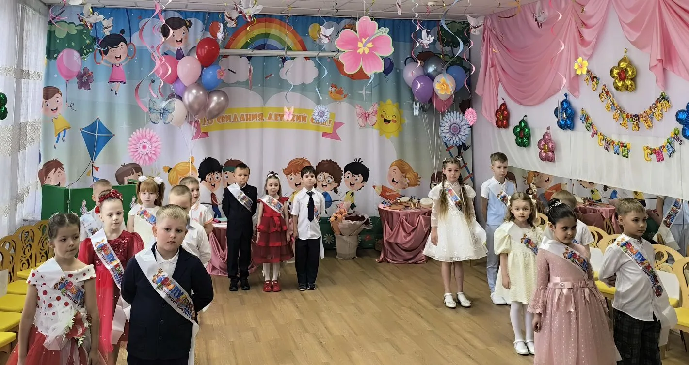 💞Дорогие наши выпускники!
Сегодня вы открываете новую страницу своей жизни — отправляетесь навстреч