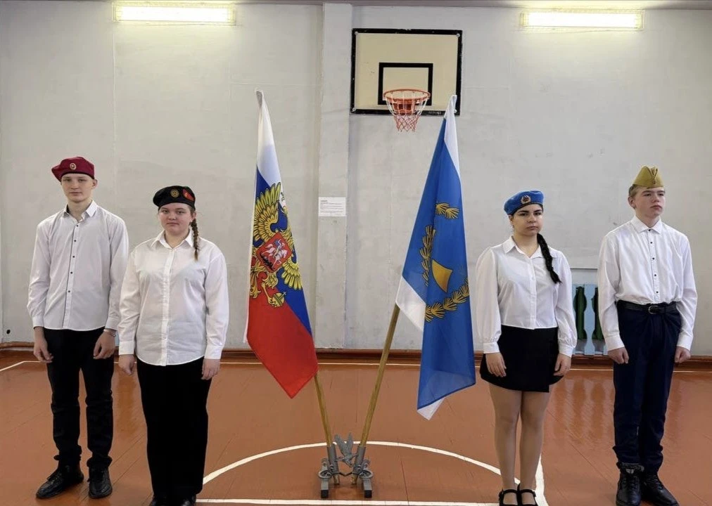 Утро понедельника, 16 февраля 2026 года, в нашей школе началось с традиционной линейки,...