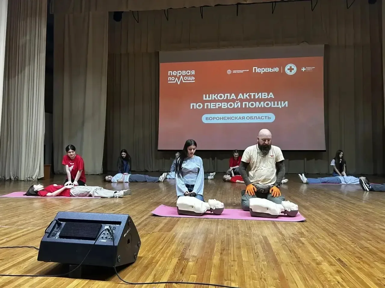 ПЕРВАЯ ПОМОЩЬ  В молодёжном центре прошла зональная школа актива, где ребята учились оказывать довра