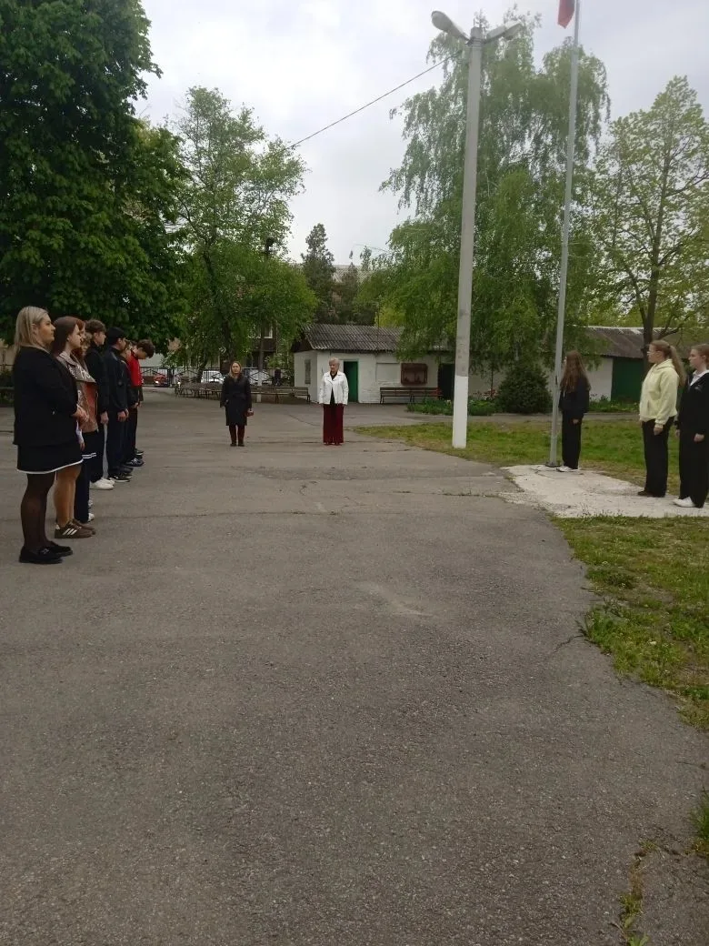 Сегодня, 4 мая, в МБОУ СОШ г. Зернограда состоялось традиционное поднятие государственн...