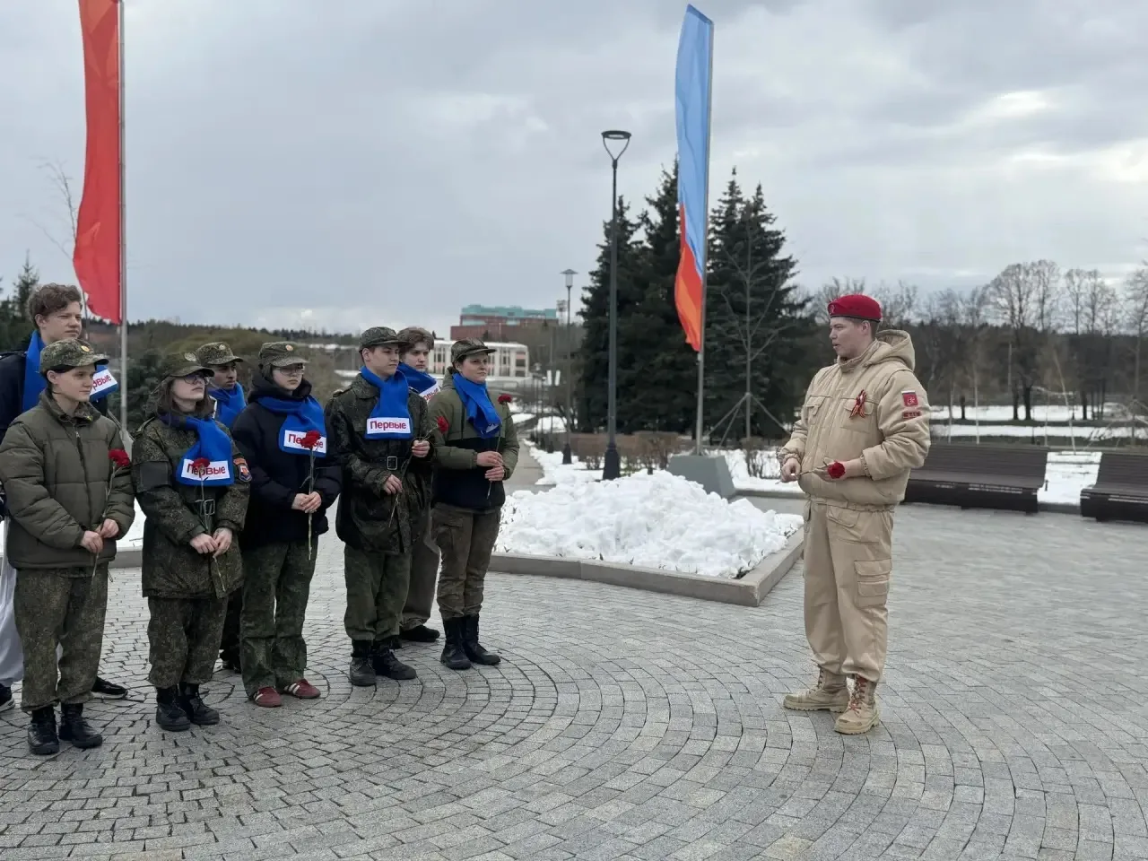 📅 В преддверии Дня Победы  Наши волонтёры из кадетских классов с гордостью приняли участие в мемориа