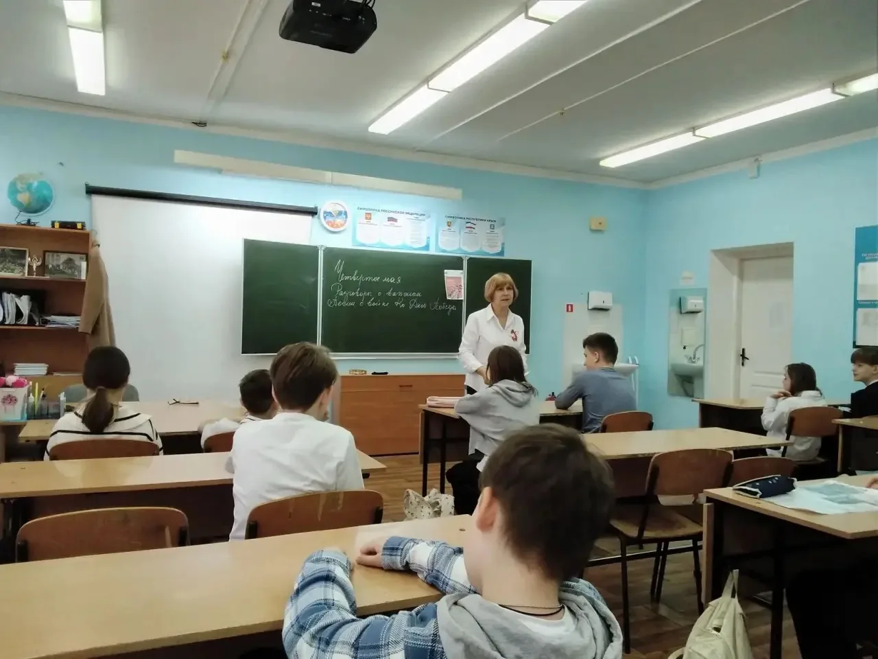 4 мая в нашей школе день начался с традиционной школьной линейки, где ребята и педагоги...