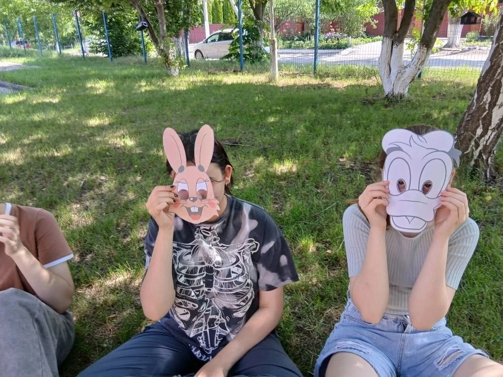 🎬 В гостях у сказки: как в школе № 18 прошел «Мульт день».
Школьный двор на один день превратился в