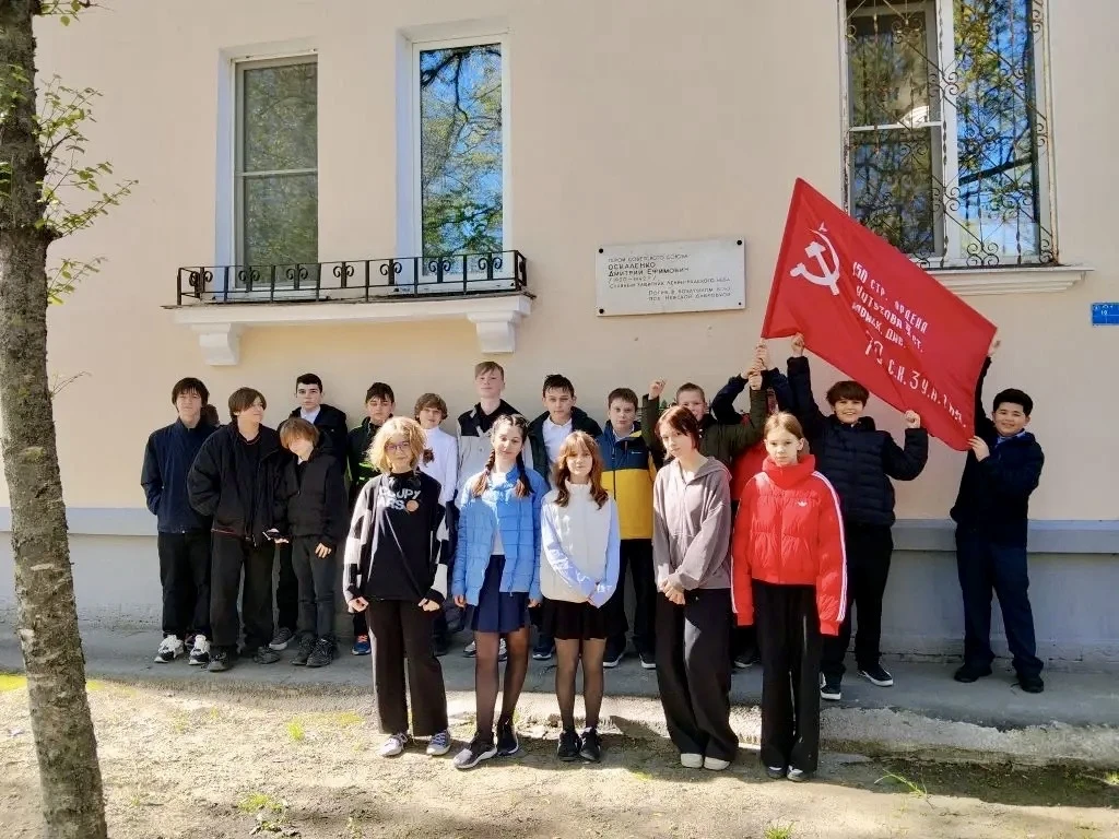 🔥Ученики 6 «Г» класса совершили пешеходную экскурсию по нашему району, посвящённую памятным местам С