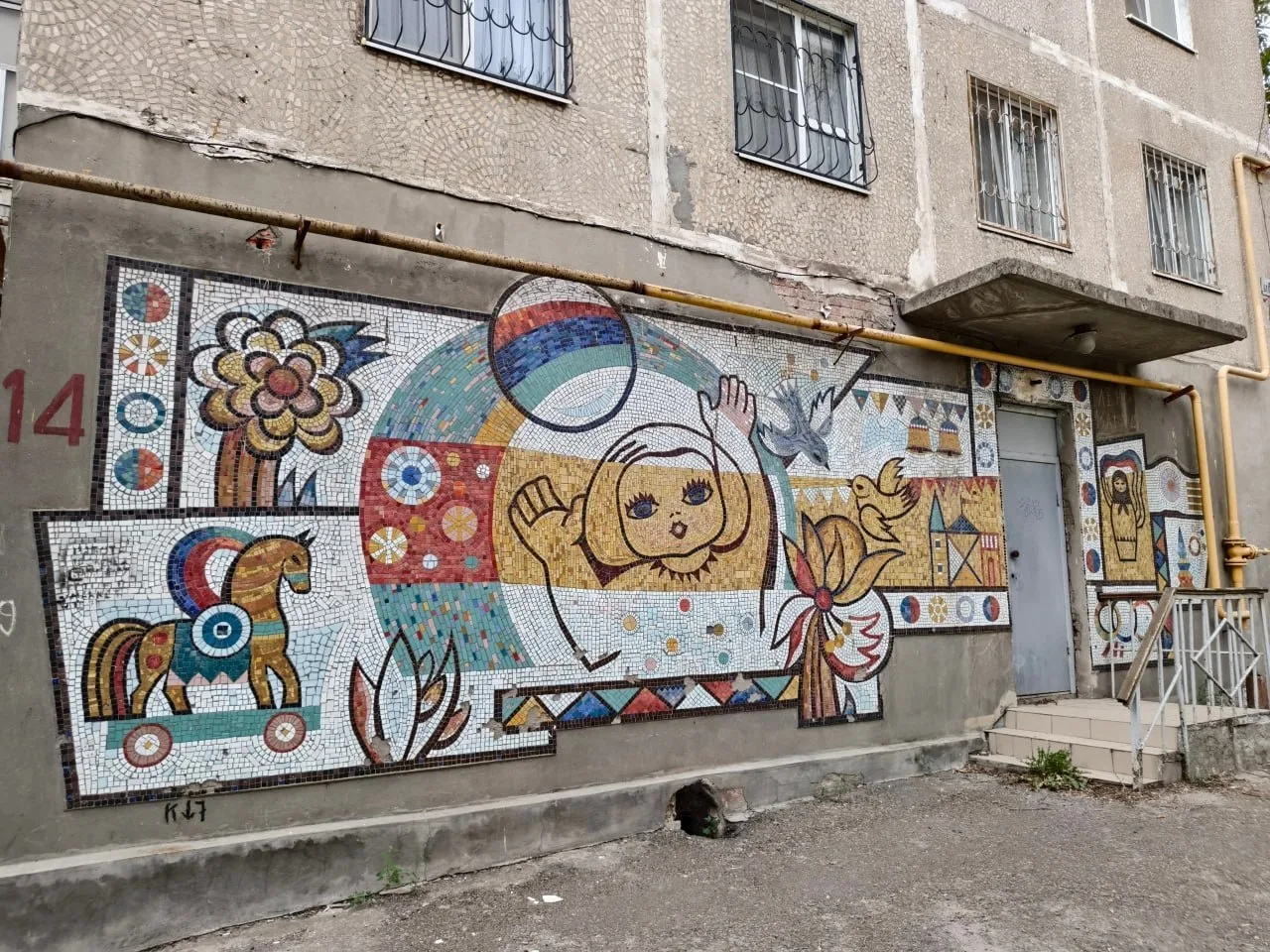 В Ростове волонтёры взялись за старую мозаику на бывшем детсаде. Панно находится на Юфи...