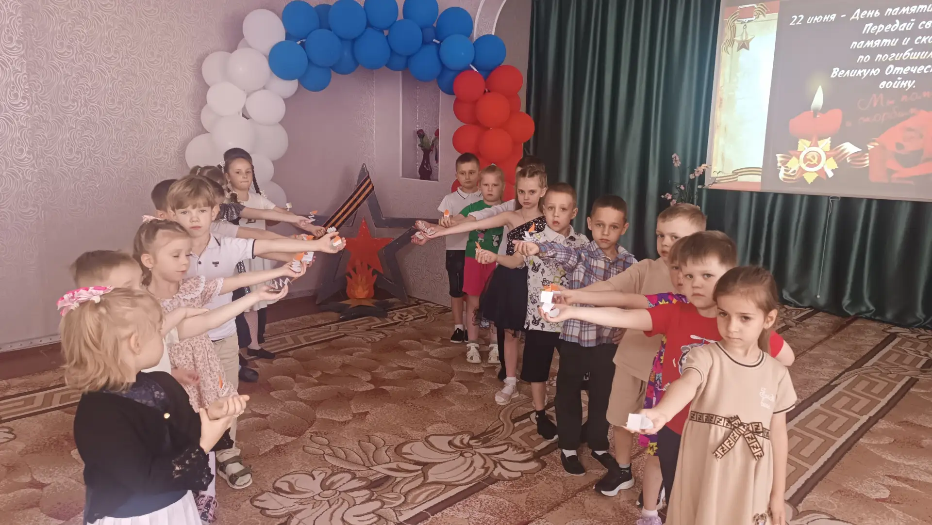 19.06.2026г.
ГБДОУ «ДЕТСКИЙ САД № 369 Г.О. ДОНЕЦК» ДНР.
Ко Дню памяти и скорби: аппликация с элемент