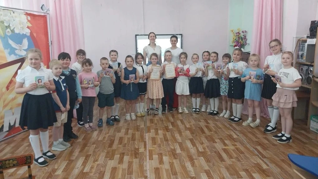 В нашем детском саду уже стало доброй ежегодной традицией встречать гостей из школы №9. На этот раз 