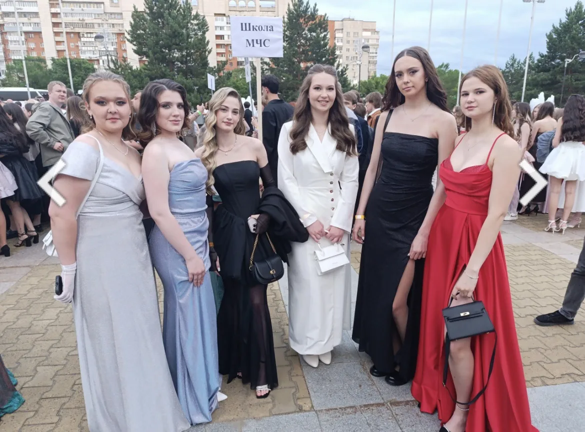 Спите? А мы вам немного фотографий с выпускного принесли!