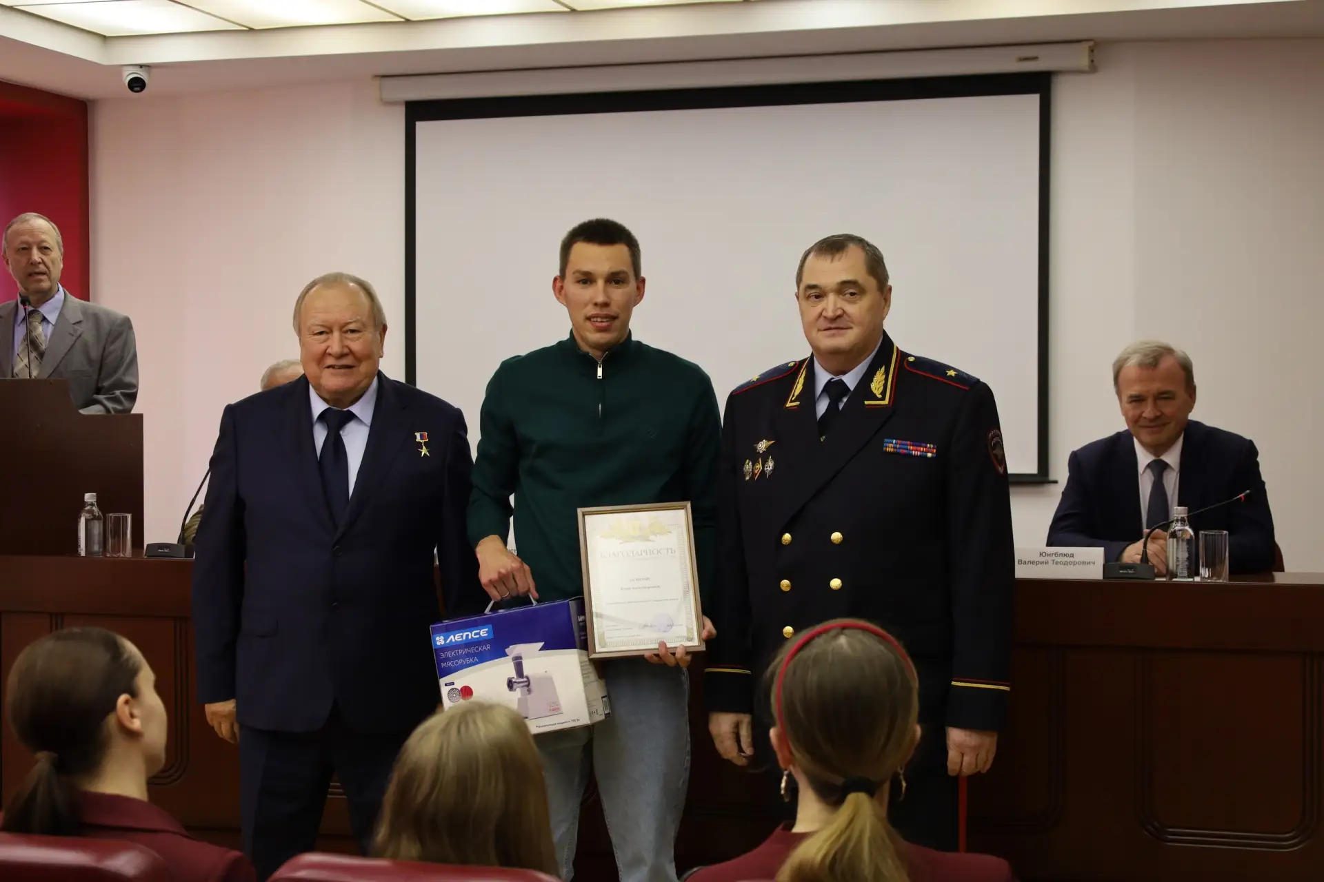 👏Хоккеиста кировской «Родины» Егора Залесова наградили за помощь в задержании вооружён...