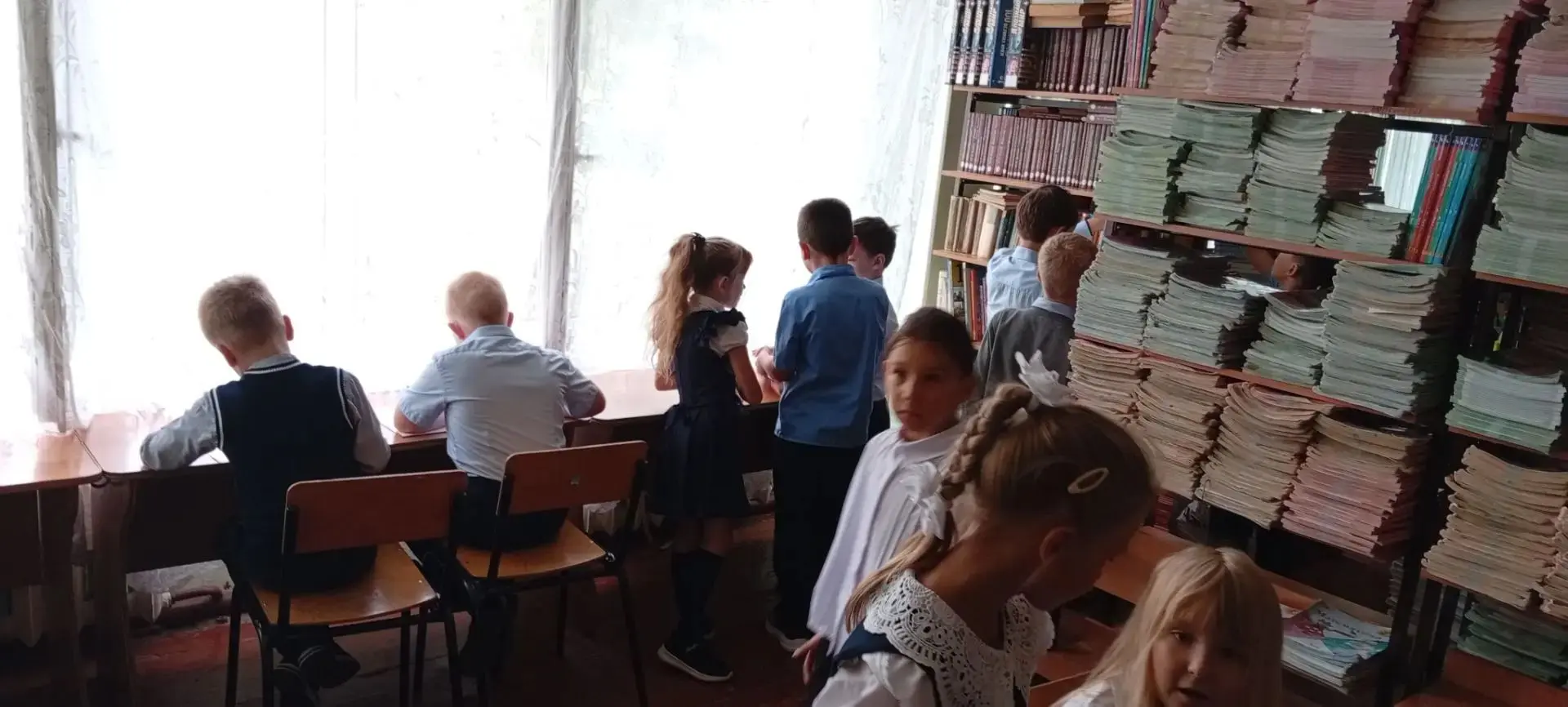 📚✨ Сегодня в нашей школе прошли увлекательные экскурсии в школьную библиотеку! ✨📚