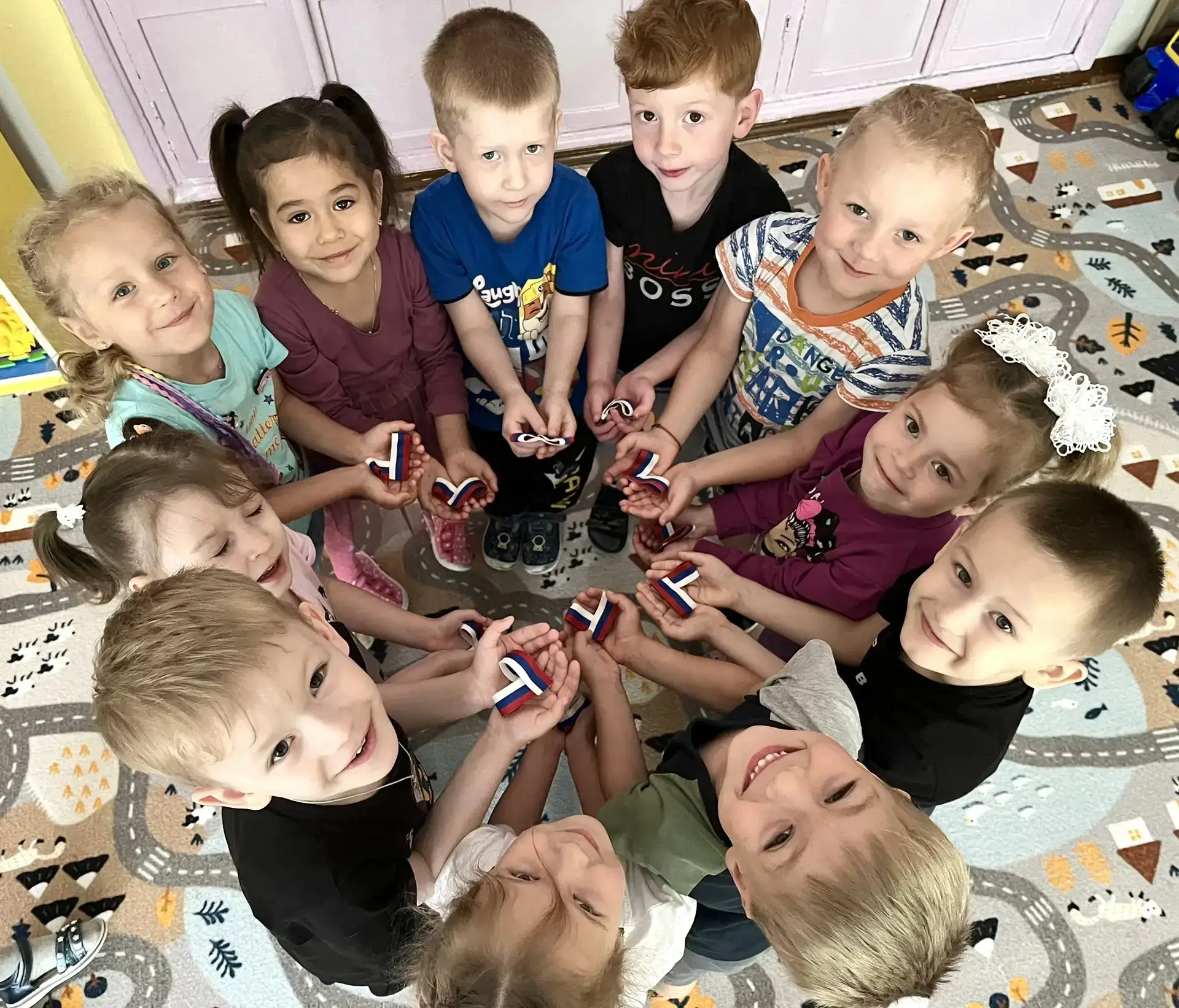 «Сердце России» бьется в нашей группе! 🇷🇺

Сегодня ребята старшей группы приняли участие в патриот