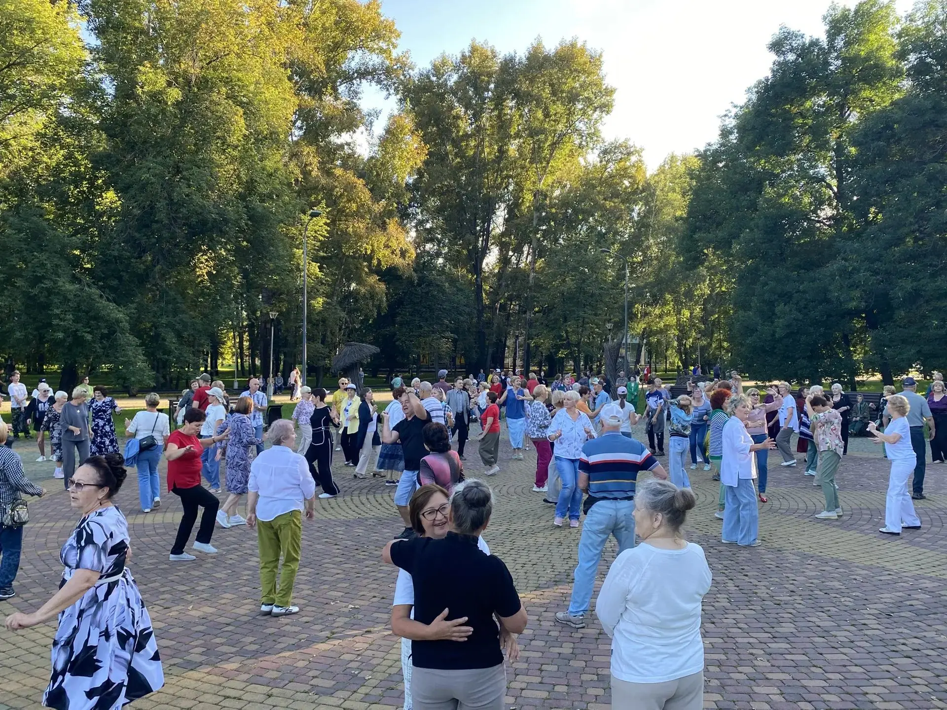 Сегодня площадка в парке имени Гагарина ожила под звуки самых лучших танцевальных компо...