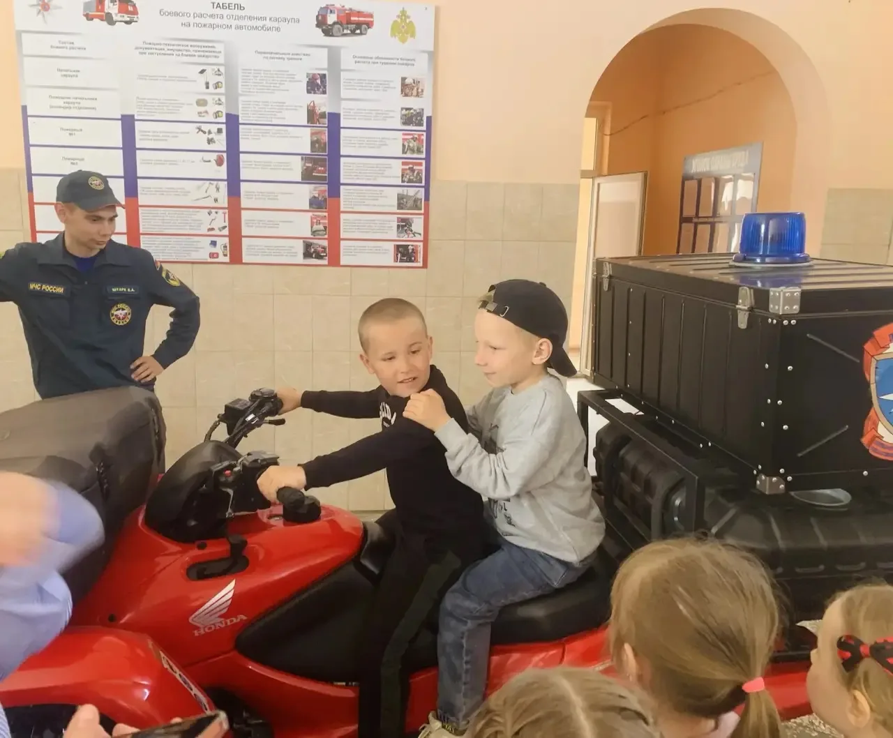 🚒Воспитанники МАДОУ № 7 вместе с родителями и педагогами побывали на познавательной экскурсии в 128-