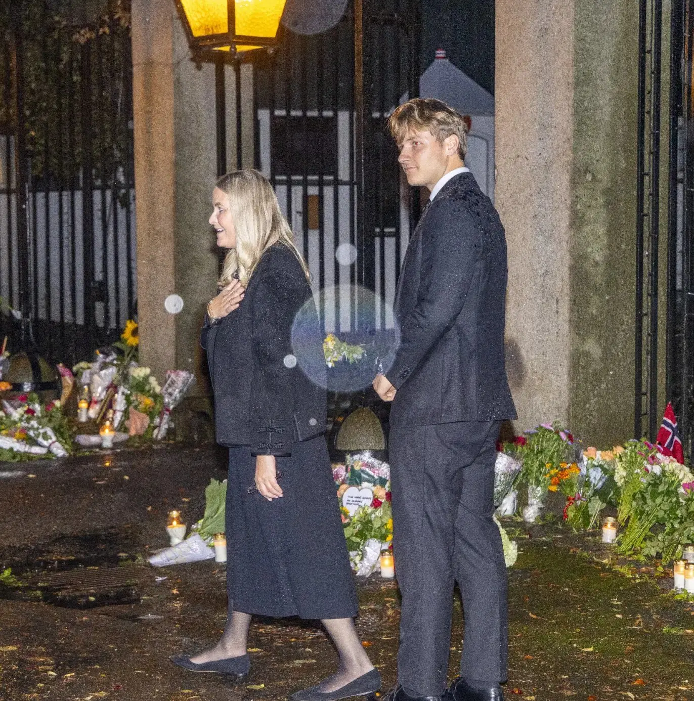 👑🇳🇴Королева Метте-Марит и ее сын, принц Сверре Магнус, у ворот своей резиденции, дво...