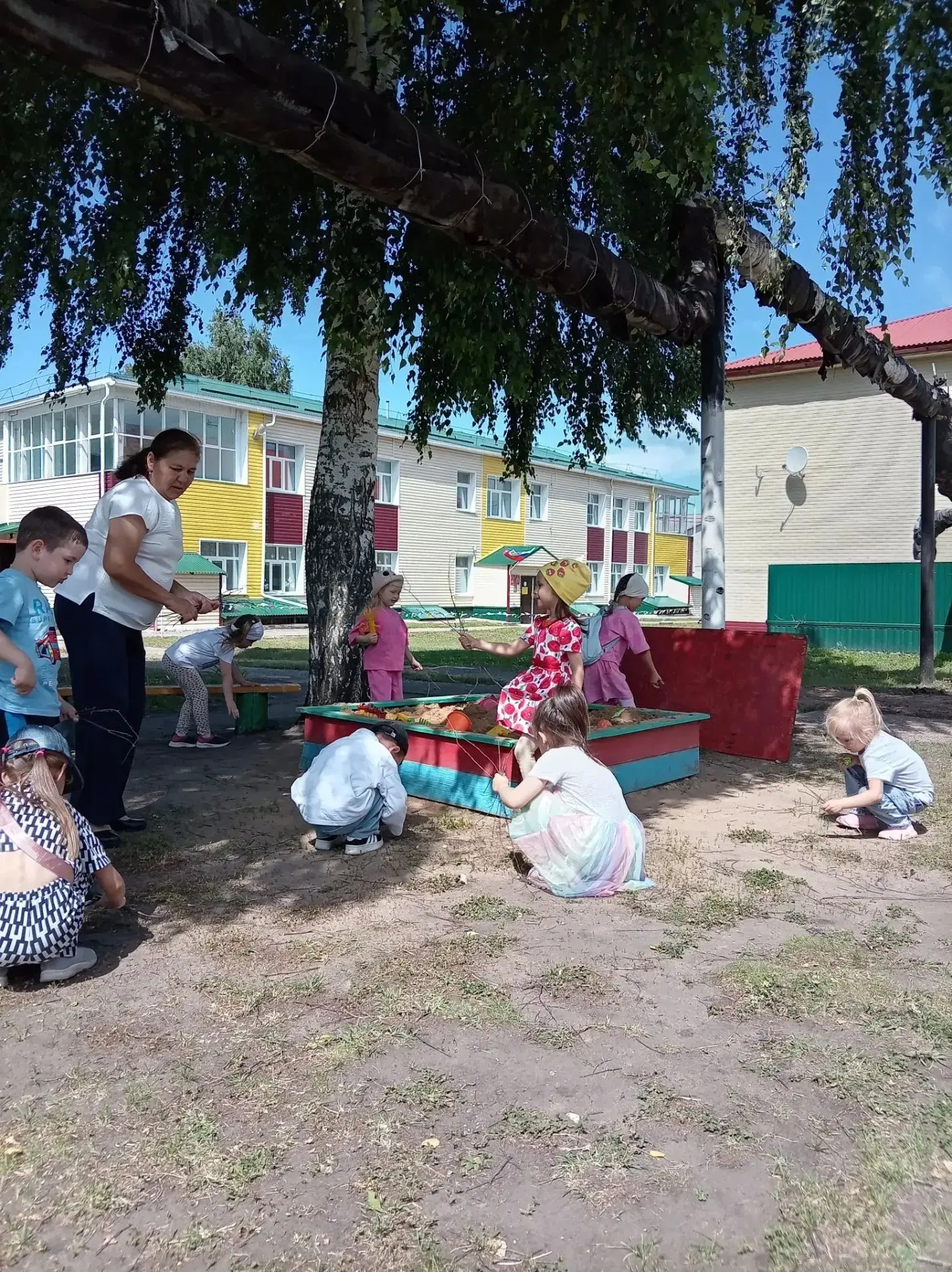 На прогулочном участке нашего детского сада закипела настоящая работа. Ребята из разнов...