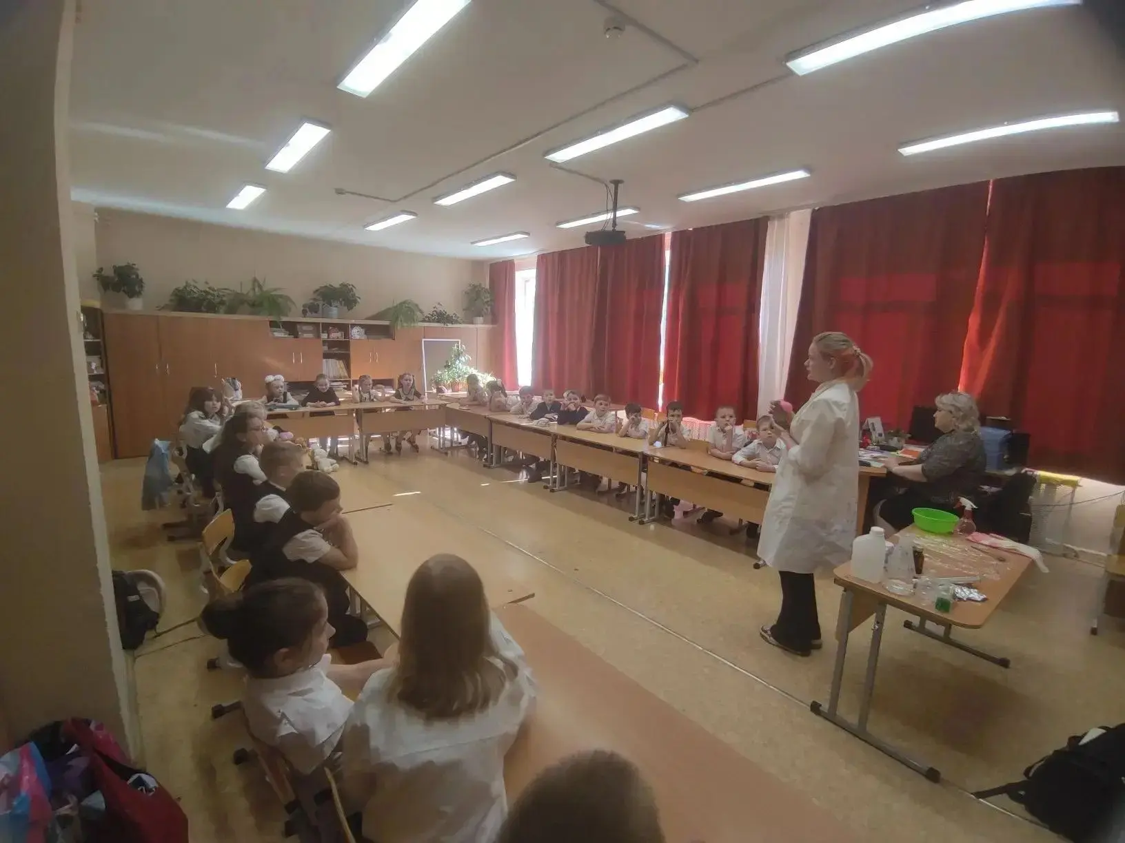 ✨ Последний учебный день в 1 «Б»: химия, огонь и сладкие впечатления! ✨    Ярко и увлекательно прошё
