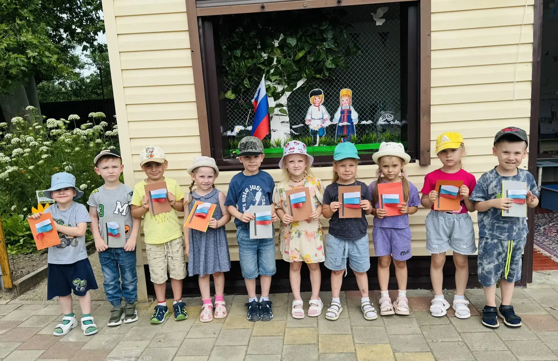 «С юных лет в сердце главный триколор»🇷🇺старшая группа 3(2) готовится к празднику «День России» 12