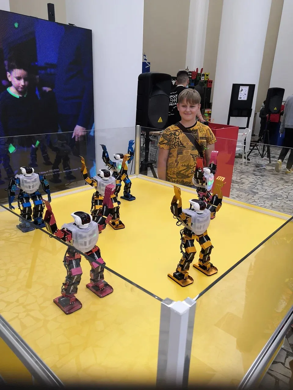 🤖 Место, где можно пообщаться и поуправлять роботами!
