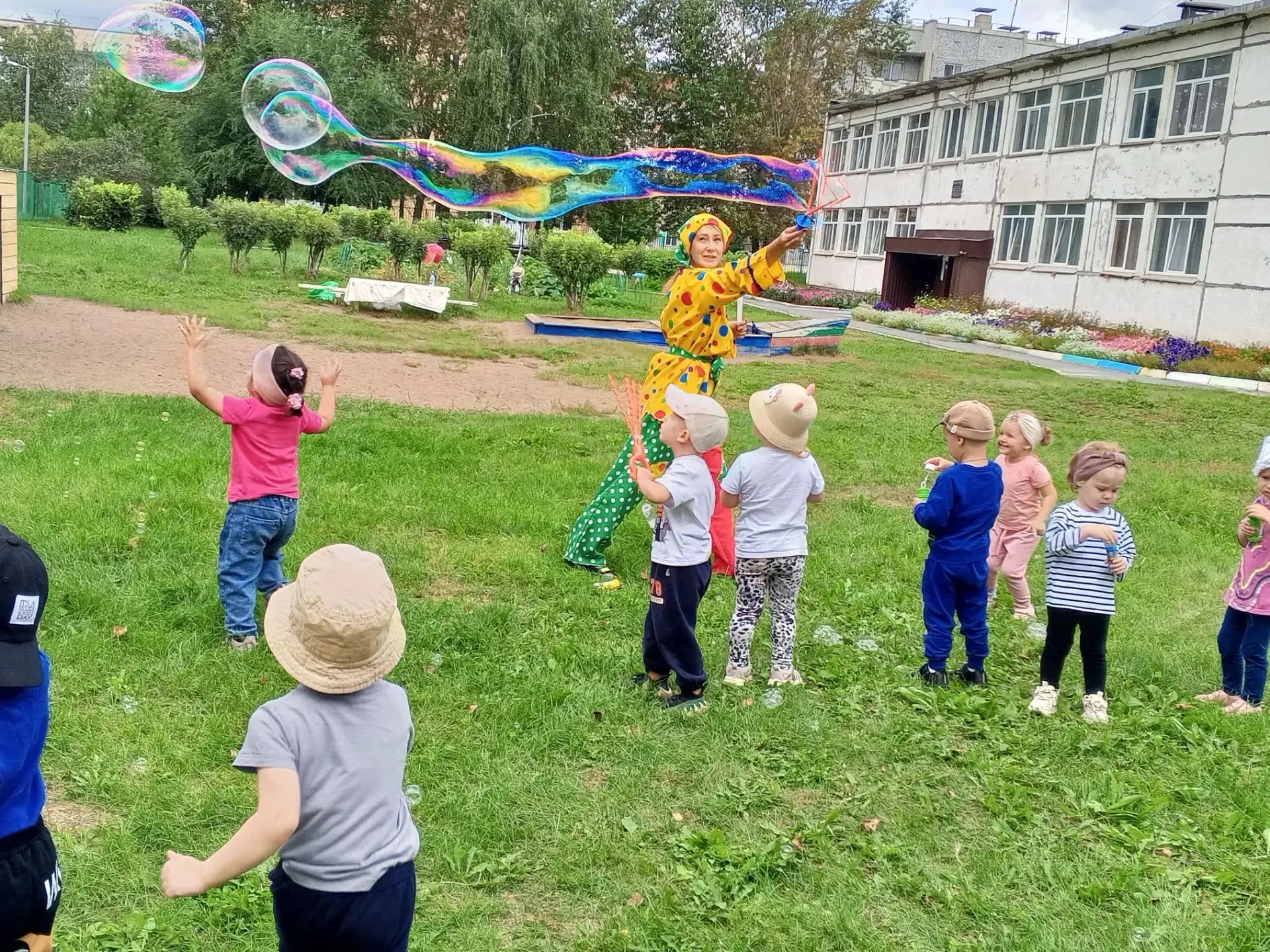 Ребята группы "Пчёлки" не смогли присоединиться к общесадовому празднику  "Путешествие ...