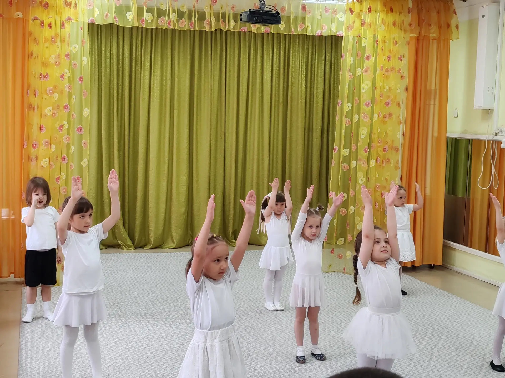 ✨ В мае  для родителей детей младшей и средней групп прошло итоговое занятие по хореографии.
Педагог